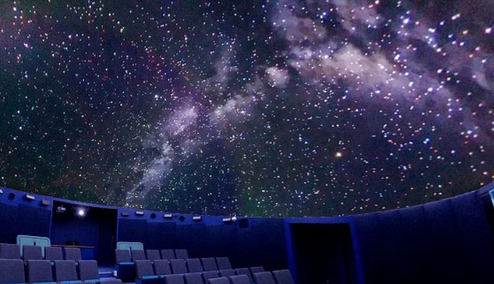 新たな門出は星空の下で - コニカミノルタの“プラネタリウム入社式”